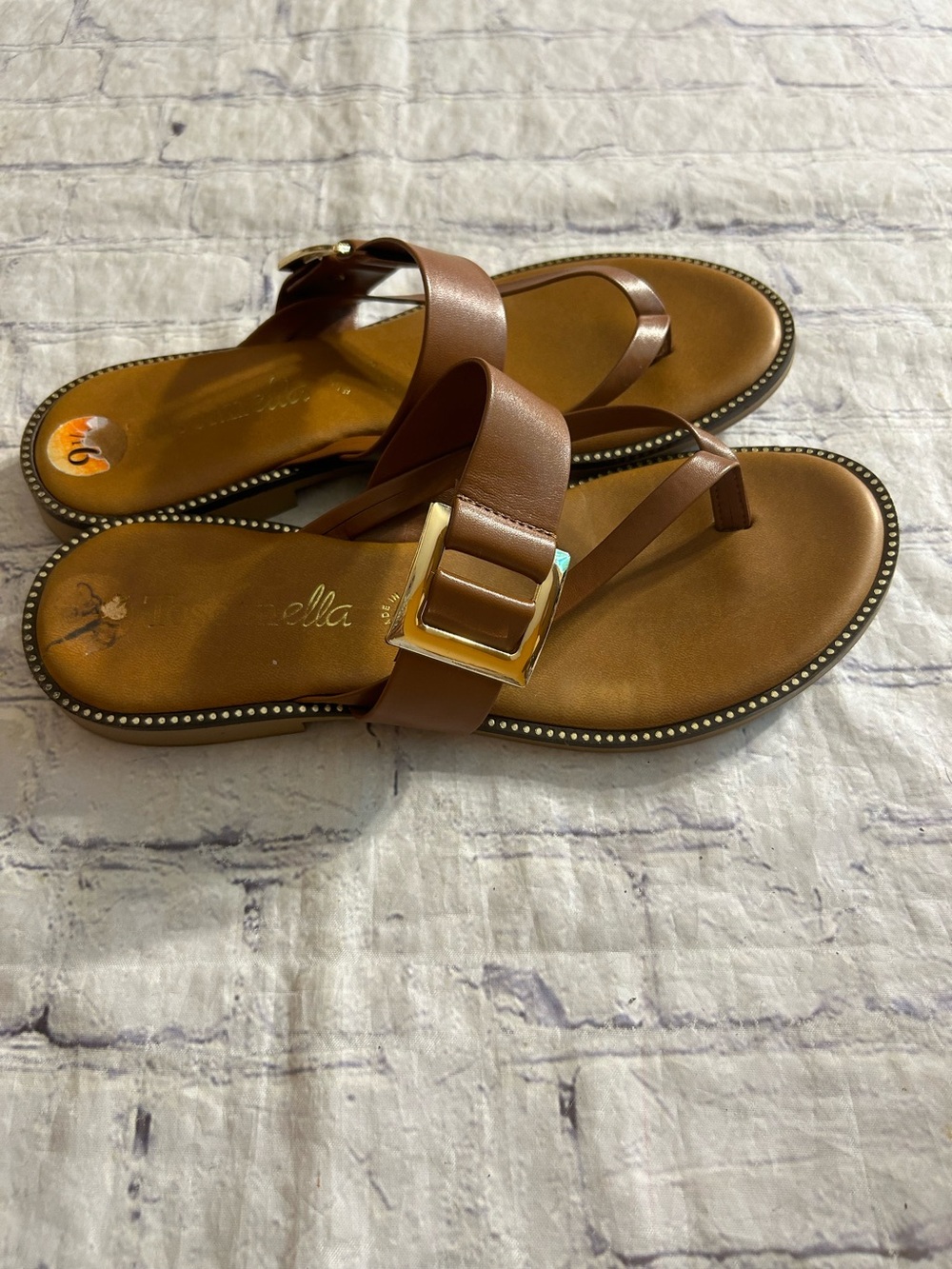 TOSCANELLA MADE IN ITALY CARMEL GOLD TONE BUCKLE THONG TINY STUDS TRIM SANDALS